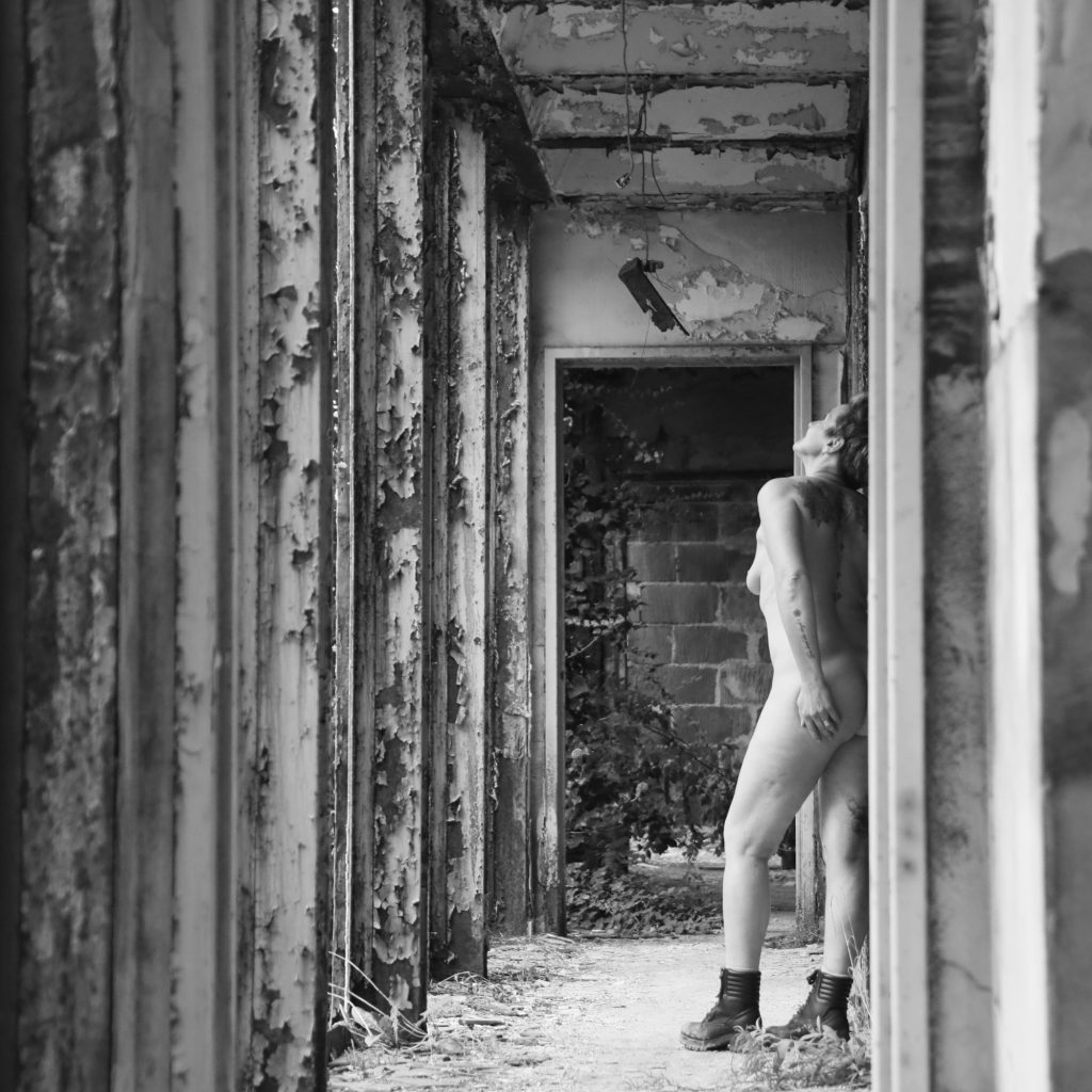 emulsion polaroid lift sur carrelage femme nue senior en urbex urbex noir et blanc oeuvre art en ligne par femme photographe céline pivoine eyes photo originale 
