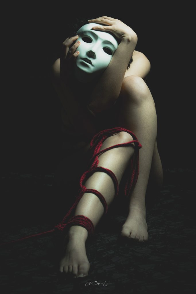 Séance photo confiance en soi en nu artistique pour femme anonyme délivrance emprise par femme photographe au studio photo location à Montreuil près de Romainville shibari masque cordes rouges