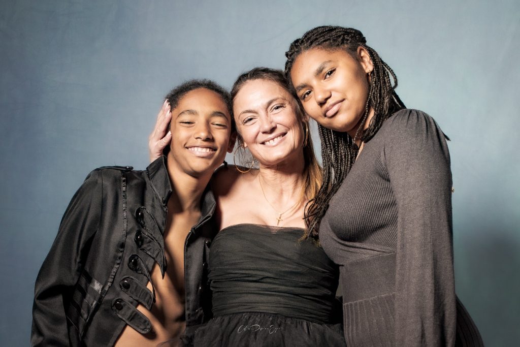 Louane et Liame et Céline séance photographe enfant métisse famille adolescent complicité frère soeur fratrie portrait sourire par femme photographe Celine Pivoine Eyes au studio photo à Montreuil près de Rosny sous bois 