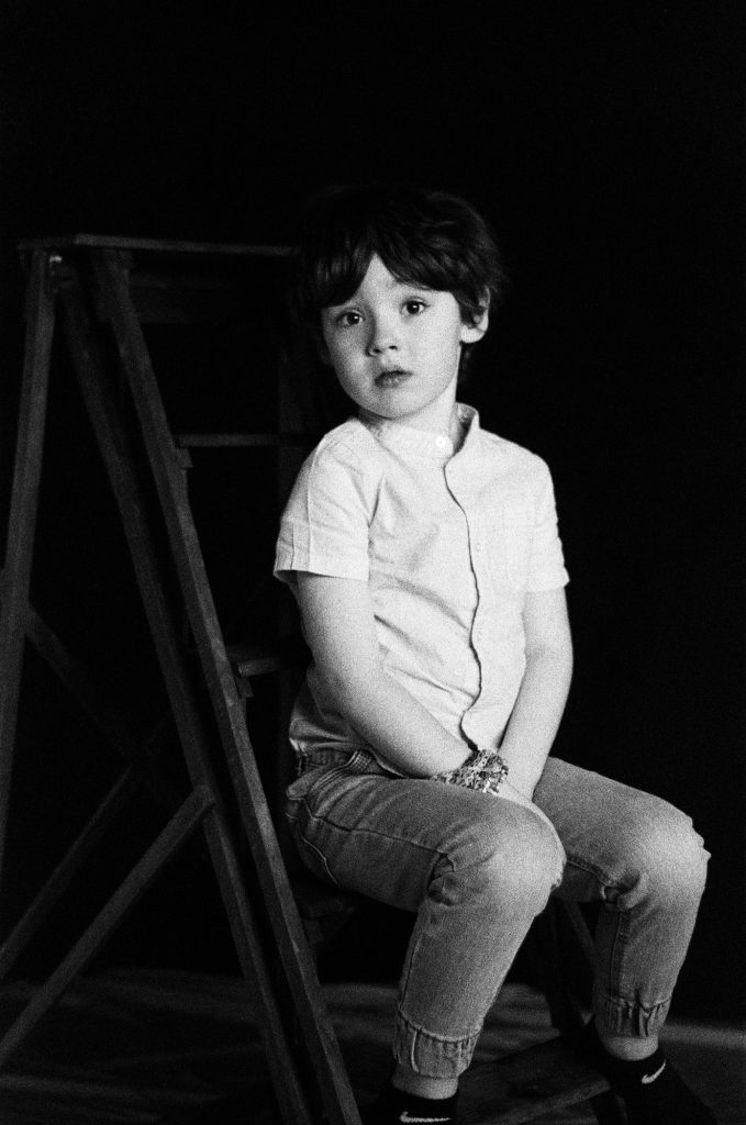 Soren enfant 5 ans portrait séance photo en argentique Retina Reflex III par femme photographe céline pivoine eyes au studio photo location à Montreuil près de Paris