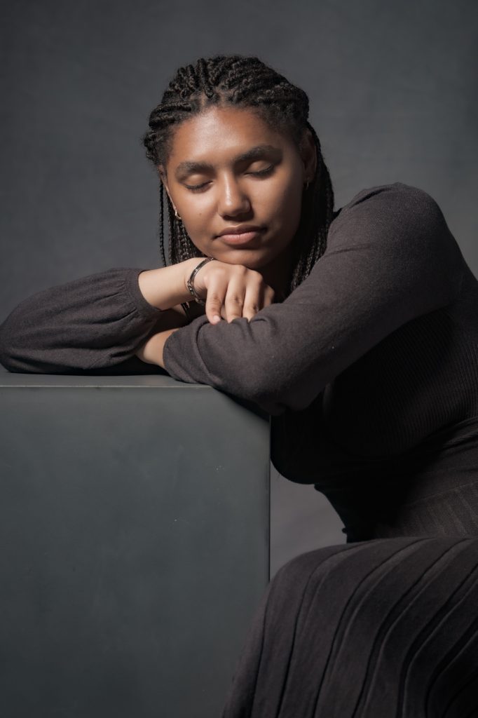 Séance portrait estime de soi pour jeune adulte femme métisse avec Louane tresses sur cube par femme photographe Céline Pivoine Eyes au studio photo location à Montreuil en ile de France 