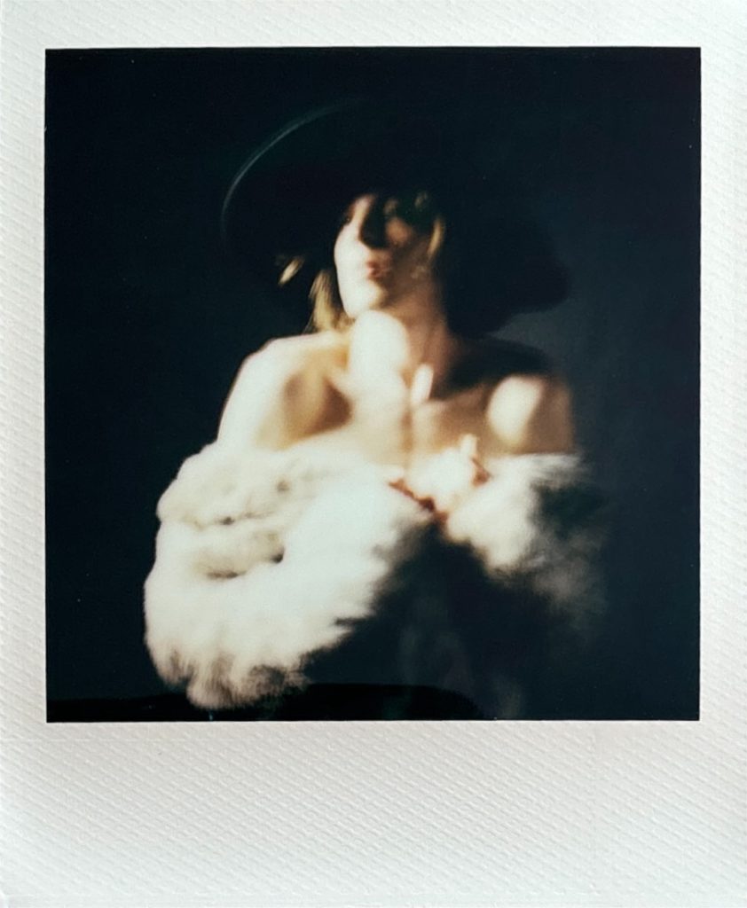 Louis modèle androgyne homme féminin polaroid séance photo par femme photographe céline pivoine eyes au studio photo location à Montreuil 93 près de Rosny sous bois fourrure et chapeau