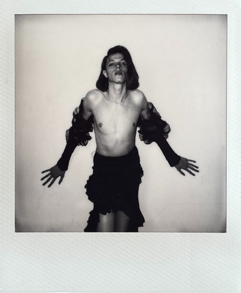 Louis modèle androgyne homme féminin polaroid séance photo par femme photographe céline pivoine eyes au studio photo location à Montreuil 93 près de Nogent sur Marne jupe et gants longs nb 