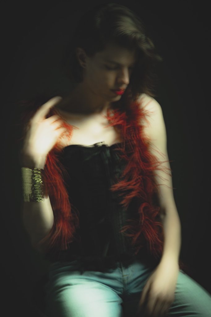 Séance boudoir pour homme série les féminins avec Louis modèle 1,95m mannequin par céline pivoine eyes femme photographe au studio photo location à Montreuil 93 près de Paris boa bijoux robe