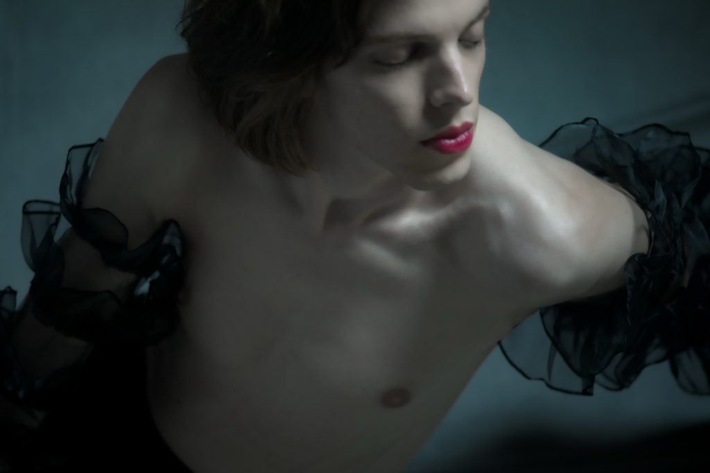 Séance boudoir pour homme série les féminins avec Louis modèle 1,95m mannequin par céline pivoine eyes femme photographe au studio photo location à Montreuil 93 près de Vincennes jupe gothique rouge à lèvres 