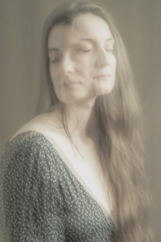 Séance boudoir artistique pour modèle femme portrait double exposition cheveux longs par femme photographe céline pivoine eyes au studio photo location à Montreuil 93 près de Paris
