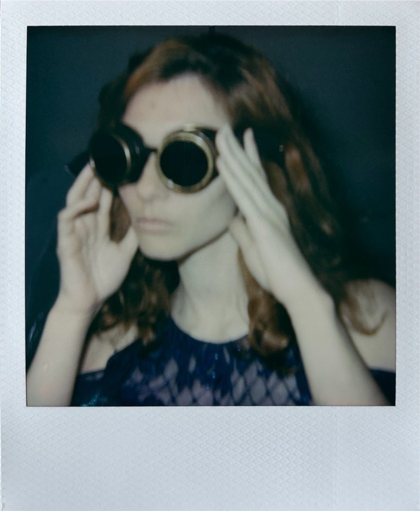 romane modèle femme polaroid portrait par femme photographe celine pivoine eyes studio photo location à Montreuil 93 près de Fontenay sous bois lunettes