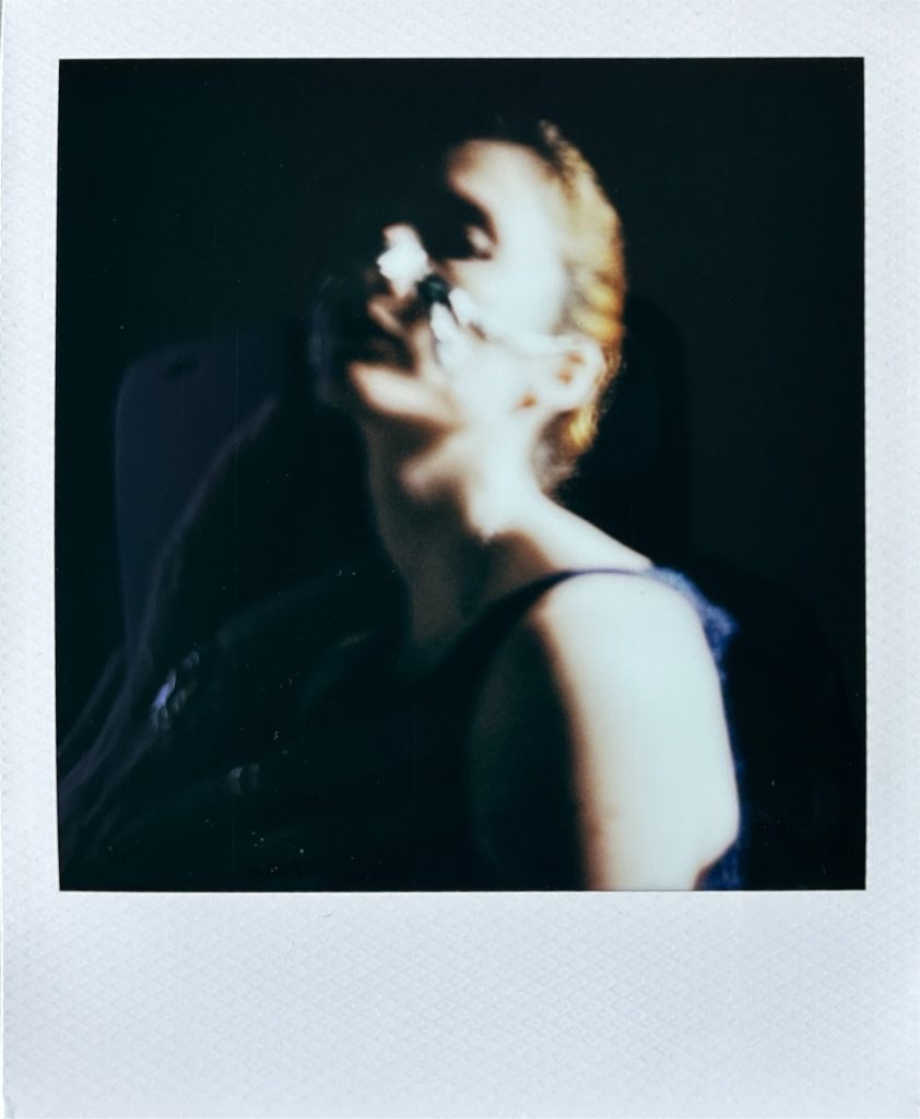 romane modèle femme polaroid portrait flou par femme photographe celine pivoine eyes studio photo location à Montreuil 93 près de Vincennes bijou clair obscur