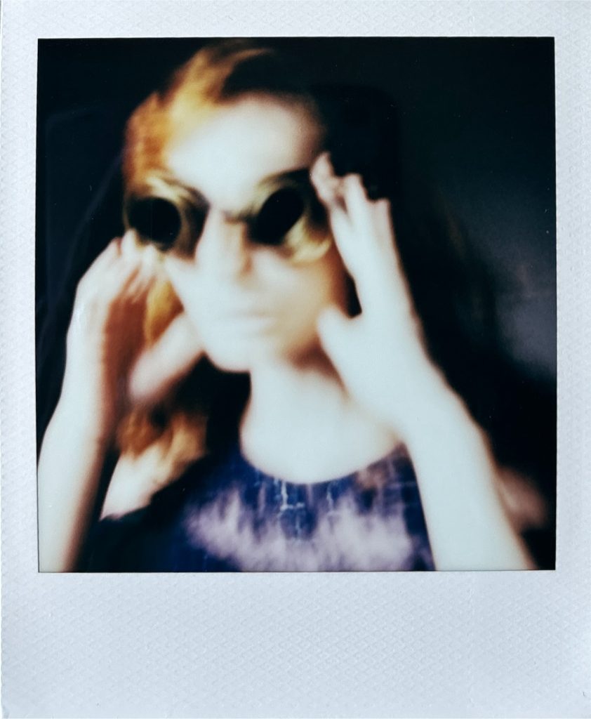romane modèle femme polaroid portrait flou par femme photographe celine pivoine eyes studio photo location à Montreuil 93 près de Nogent sur Marne lunettes