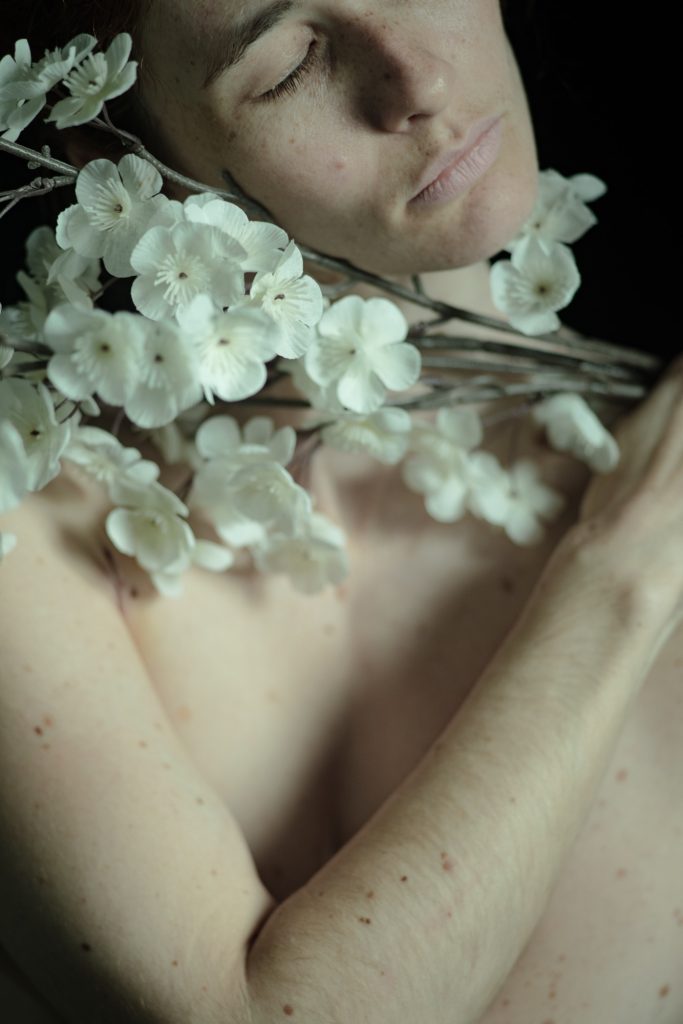 Séance photo créative portrait artistique avec Romane fleurs blanches yeux fermés ton vintage vert par femme photographe céline pivoine eyes au studio photo location à Montreuil 93 près de Paris