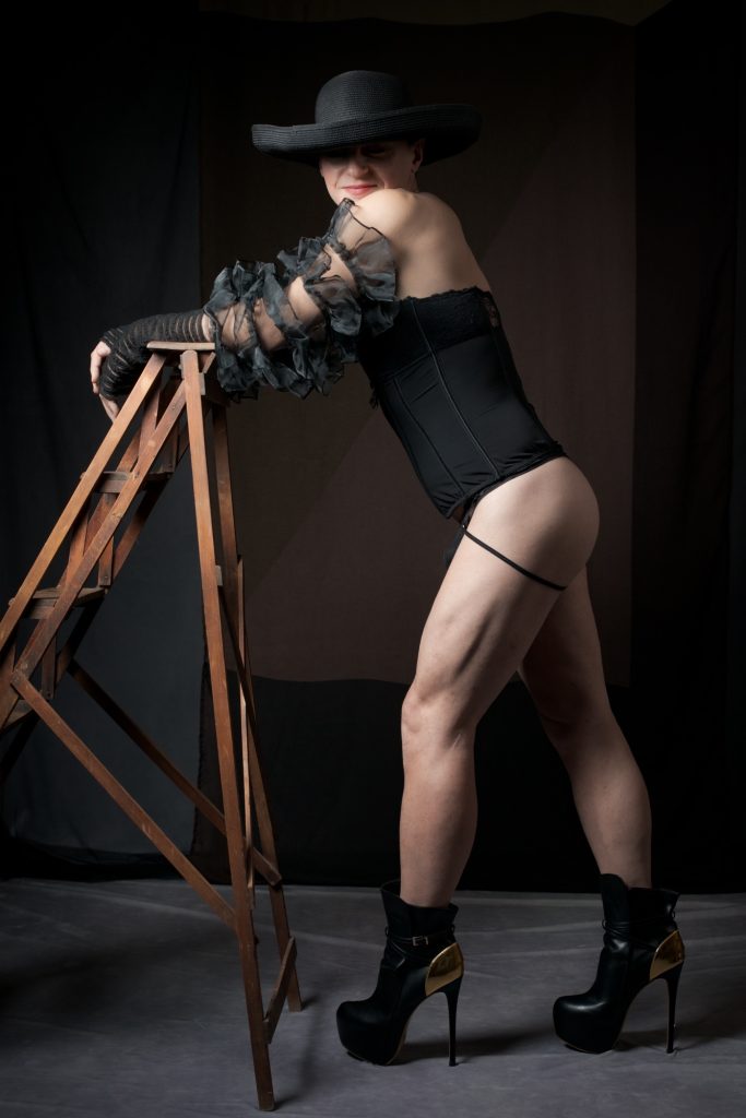 séance boudoir lgbtqia+ homme féminin talon chapeau gants longs tulle androgyne par femme photographe céline pivoine eyes au studio photo location à Montreuil 93 près de Rosny sous bois