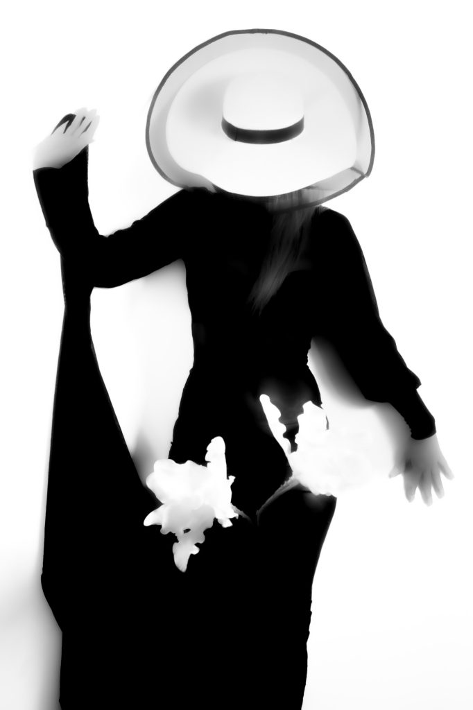 Séance photo shooting créatif avec Céline modele estime de soi robe noire chapeau blanc et fleurs blanches par femme photographe Céline Pivoine Eyes à au studio photo location à Montreuil 93 près du Val de Marne