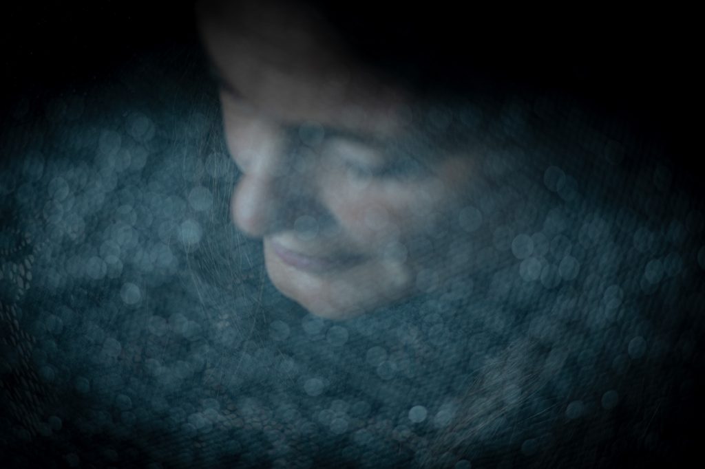 Séance photo shooting créatif en flou artistique trouble photography avec Céline modele estime de soi voile bleu par femme photographe Céline Pivoine Eyes à au studio photo location à Montreuil 93 près du Val de Marne