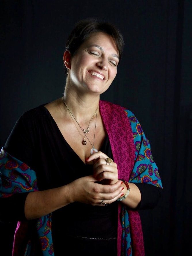 l'estime de soi par le portrait avec Christèle sourire par céline pivoine eyes femme photographe spécialisée photo-thérapie en nu artistique