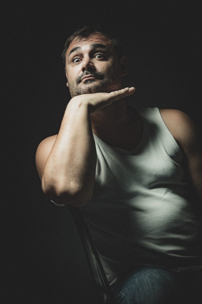 Séance photo estime de soi portrait pour homme avec humour en débardeur marcel regard main par céline pivoine eyes femme photographe au studio photo location à Montreuil 93 près de Nogent sur Marne