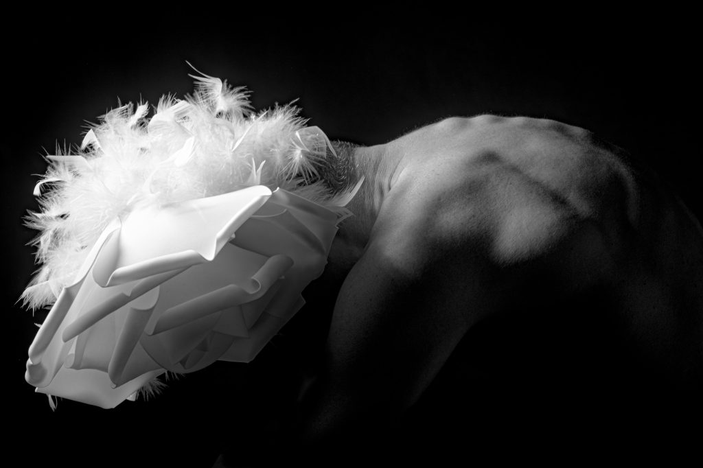 Shooting photo créatif nu artistique pour homme quinquagénaire anonyme détails de corps avec fleurs blanches noir et blanc par femme photographe spécialisée Céline Pivoine Eyes au studio photo location à Montreuil 93 près de Fontenay sous bois
