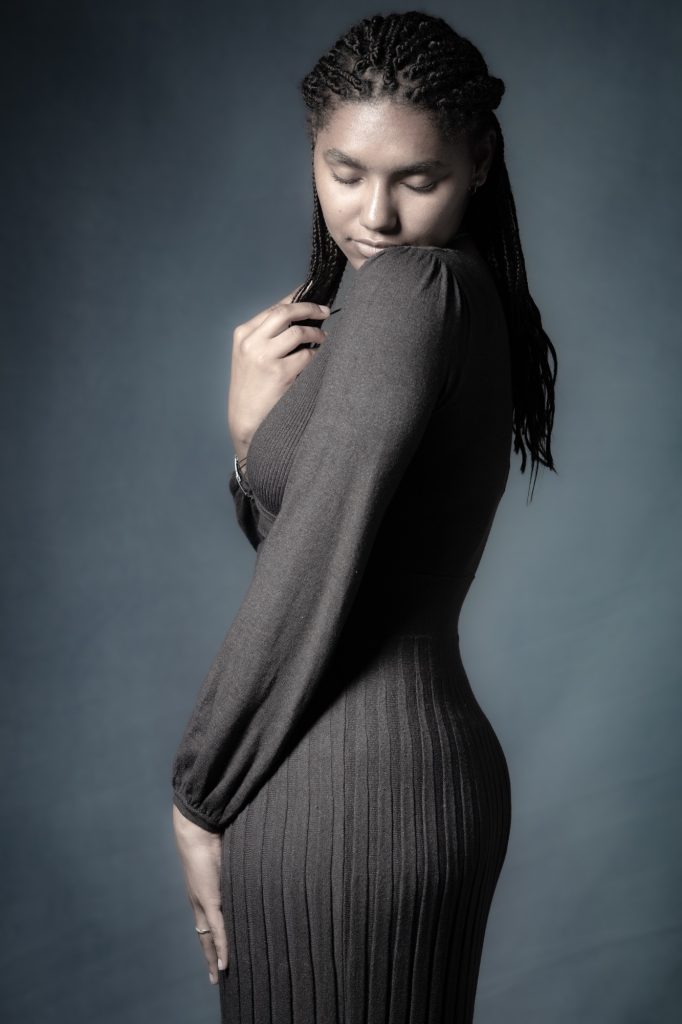 Séance portrait estime de soi pour jeune adulte femme métisse avec Louane tresses debout yeux fermés par femme photographe Céline Pivoine Eyes au studio photo location à Montreuil 93 près de Paris