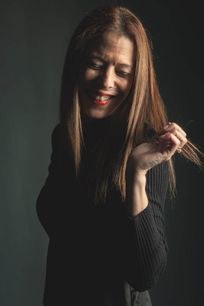 séance photo estime de soi confiance portrait pour femme cheveux longs et sourire avec Natacha par Céline Pivoine Eyes femme photographe au studio photo location à Montreuil 93 en seine saint denis près de Rosny sous bois