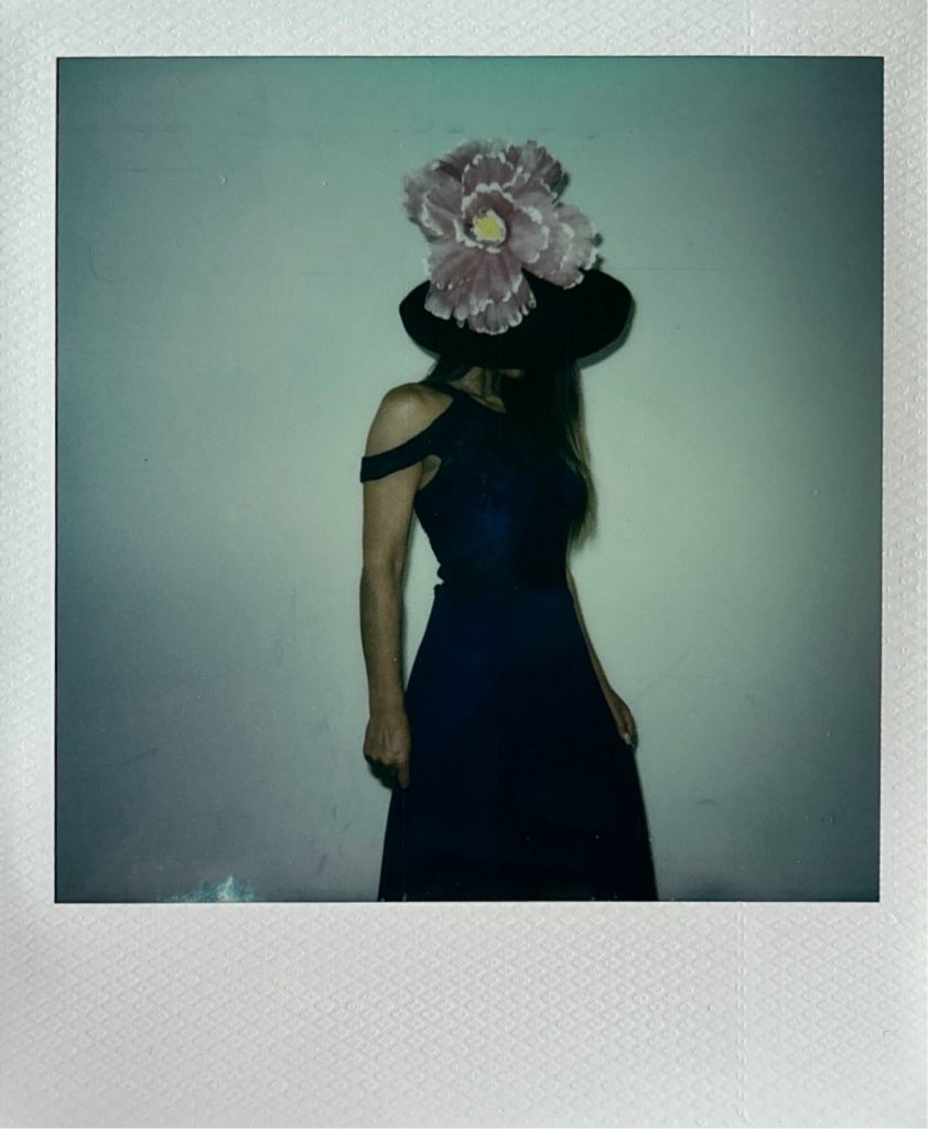 polaroid celine seance photo shooting au studio photo location celine pivoine eyes femme photographe à Montreuil 93 près de Noisy le sec robe noire chapeau et fleurs roses 
