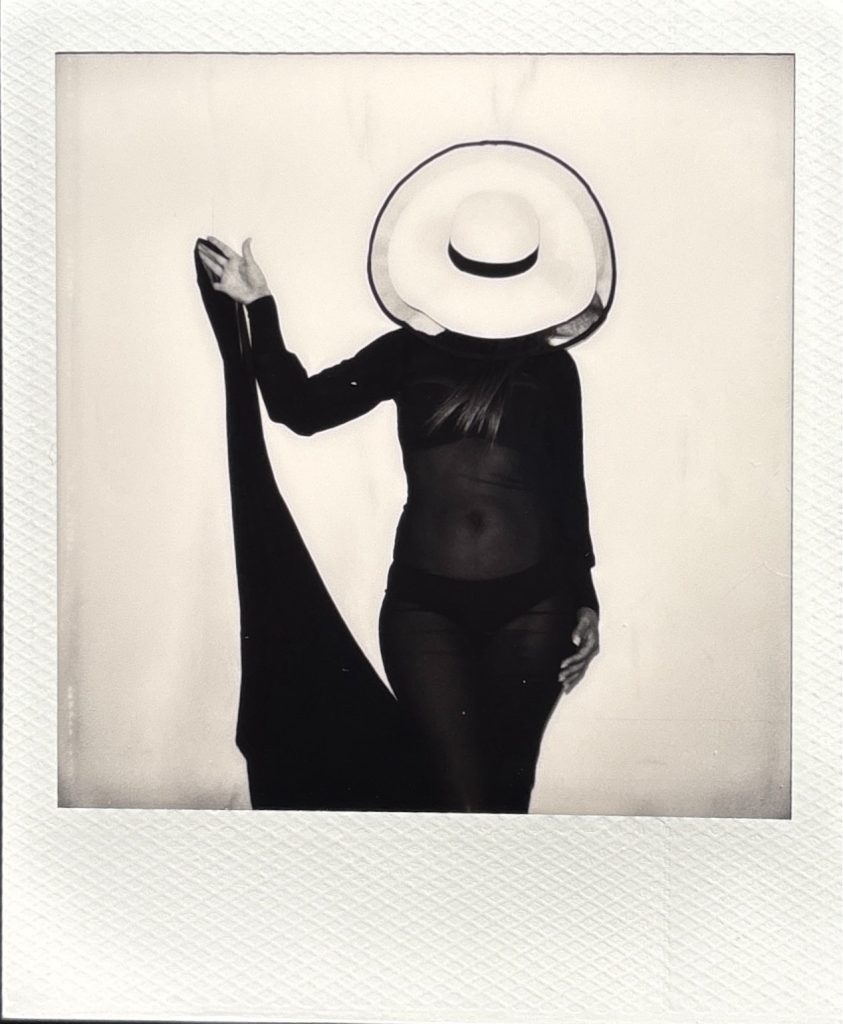 polaroid celine seance photo shooting au studio photo location celine pivoine eyes femme photographe à Montreuil 93 près de Paris chapeau blanc robe noire