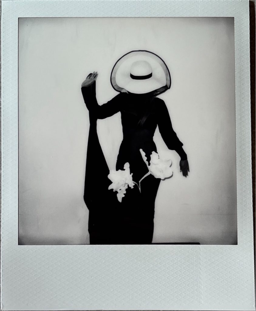 polaroid celine seance photo shooting au studio photo location celine pivoine eyes femme photographe à Montreuil 93 près de Nogent sur Marne robe noire chapeau blanc fleurs blanches