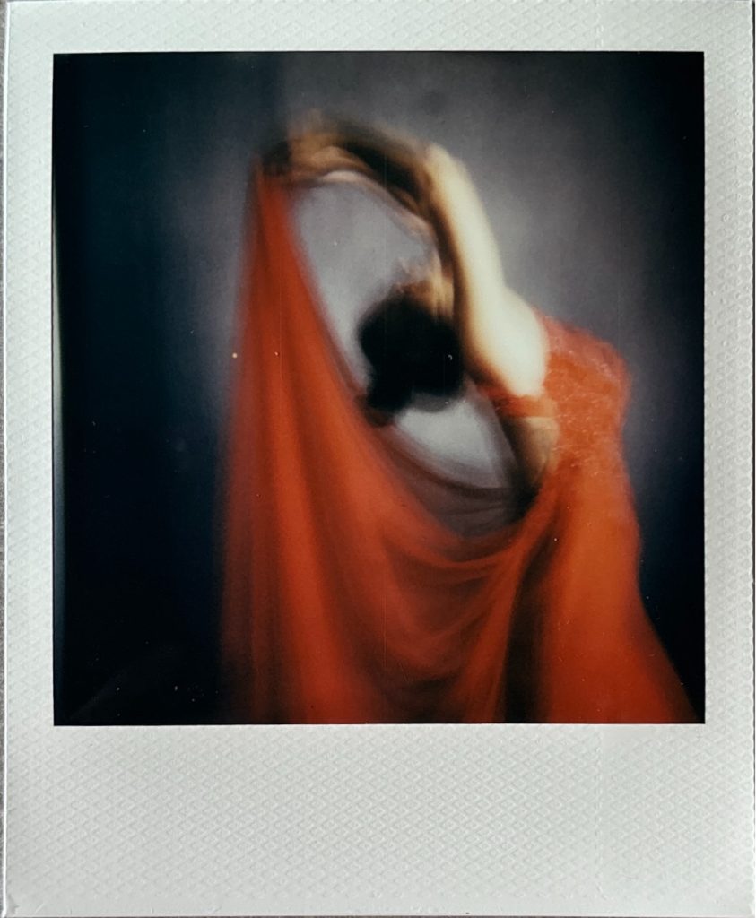 polaroid celine seance photo shooting au studio photo location celine pivoine eyes femme photographe à Montreuil 93 près de Fontenay sous bois robe rouge mouvement