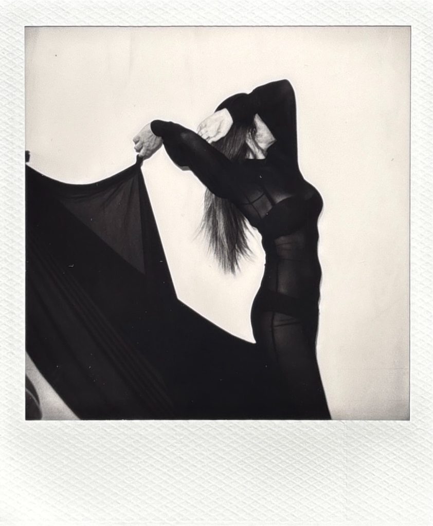 polaroid celine seance photo shooting au studio photo location celine pivoine eyes femme photographe à Montreuil 93 près de Rosny sous bois robe noire profil