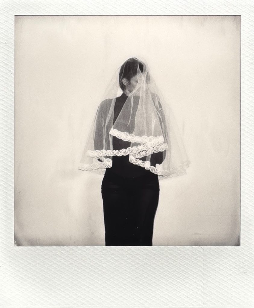 polaroid celine seance photo shooting au studio photo location celine pivoine eyes femme photographe à Montreuil 93 près de Vincennes robe noire et voile mariée