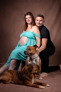 Séance grossesse pour couple avec animal de compagnie photographe famille enceinte avec Sarah, Benoît, Omi et Haruki robe turquoise par céline pivoine eyes femme photographe au studio photo location à Montreuil 93 près de Vincennes 