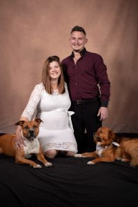 Séance grossesse pour couple avec animal de compagnie photographe famille enceinte avec Sarah, Benoît, Omi et Haruki robe blanche dentelle et sourires par céline pivoine eyes femme photographe au studio photo location à Montreuil 93 près de Nogent sur Marne