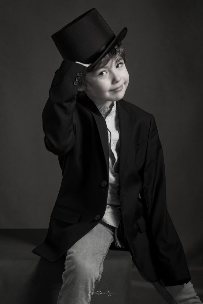 Séance photo shooting pour enfant kid modele avec Soren 5 ans portrait en chapeau haut de forme et veste longue fripouille graine de modele par femme photographe Céline Pivoine Eyes à au studio photo location à Montreuil 93 près de Vincennes