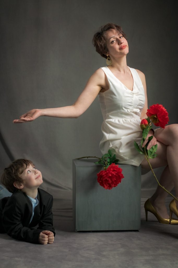 Séance photo shooting pour enfant kid modele avec Soren 5 ans portrait avec sa maman Eva en robe blanche et fleurs rouges graine de modele par femme photographe Céline Pivoine Eyes à au studio photo location à Montreuil 93 près de Nogent sur Marne