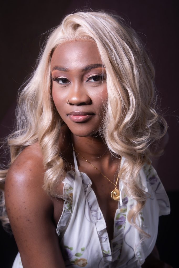 Séance photo shooting book modèle portrait pour jeune femme afro 25 ans anniversaire Adja robe fleurie cheveux blonds par Céline Pivoine Eyes femme photographe au studio photo location à Montreuil 93 en Seine St Denis