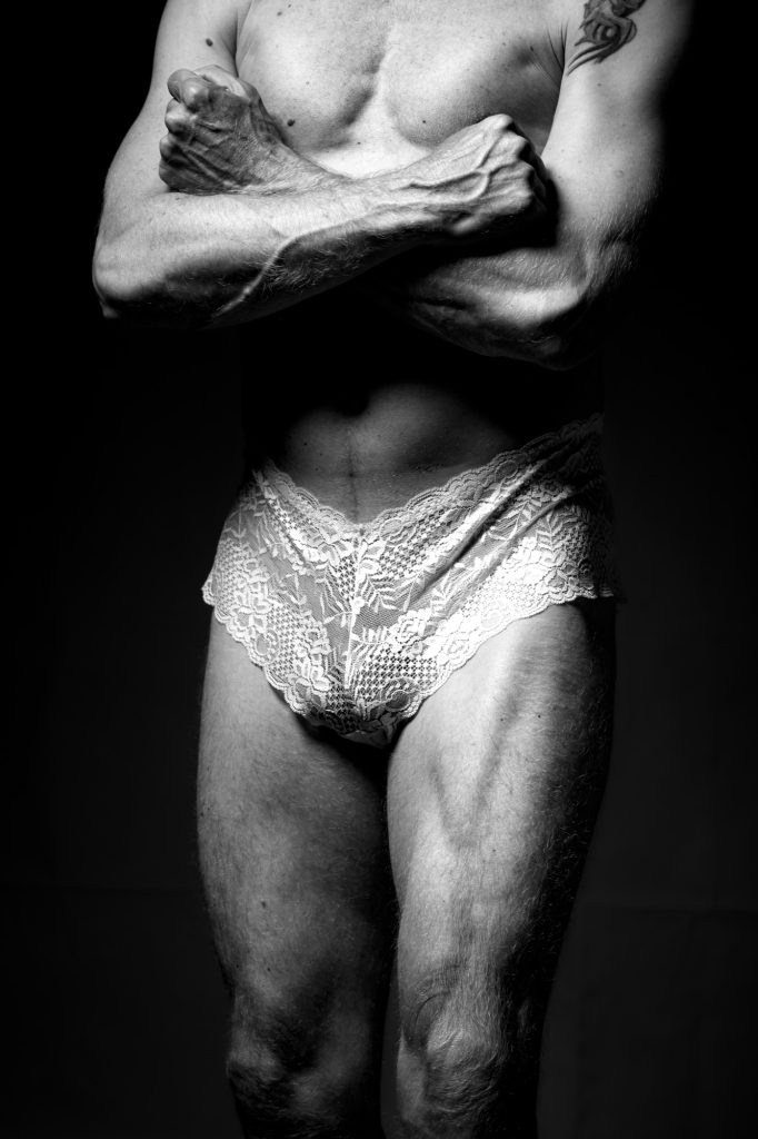Séance photo shooting pour homme musclé fitness lingerie boudoir avec Tenebris en culotte dentelle blanche sexy noir et blanc par Céline Pivoine Eyes femme photographe au studio photo location à Montreuil 93 près de Vincennes série les féminins