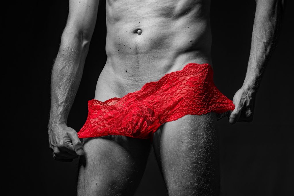 Séance photo shooting pour homme musclé fitness lingerie boudoir avec Tenebris en culotte dentelle rouge noir et blanc par Céline Pivoine Eyes femme photographe au studio photo location à Montreuil 93 près de Nogent sur Marne série les féminins 