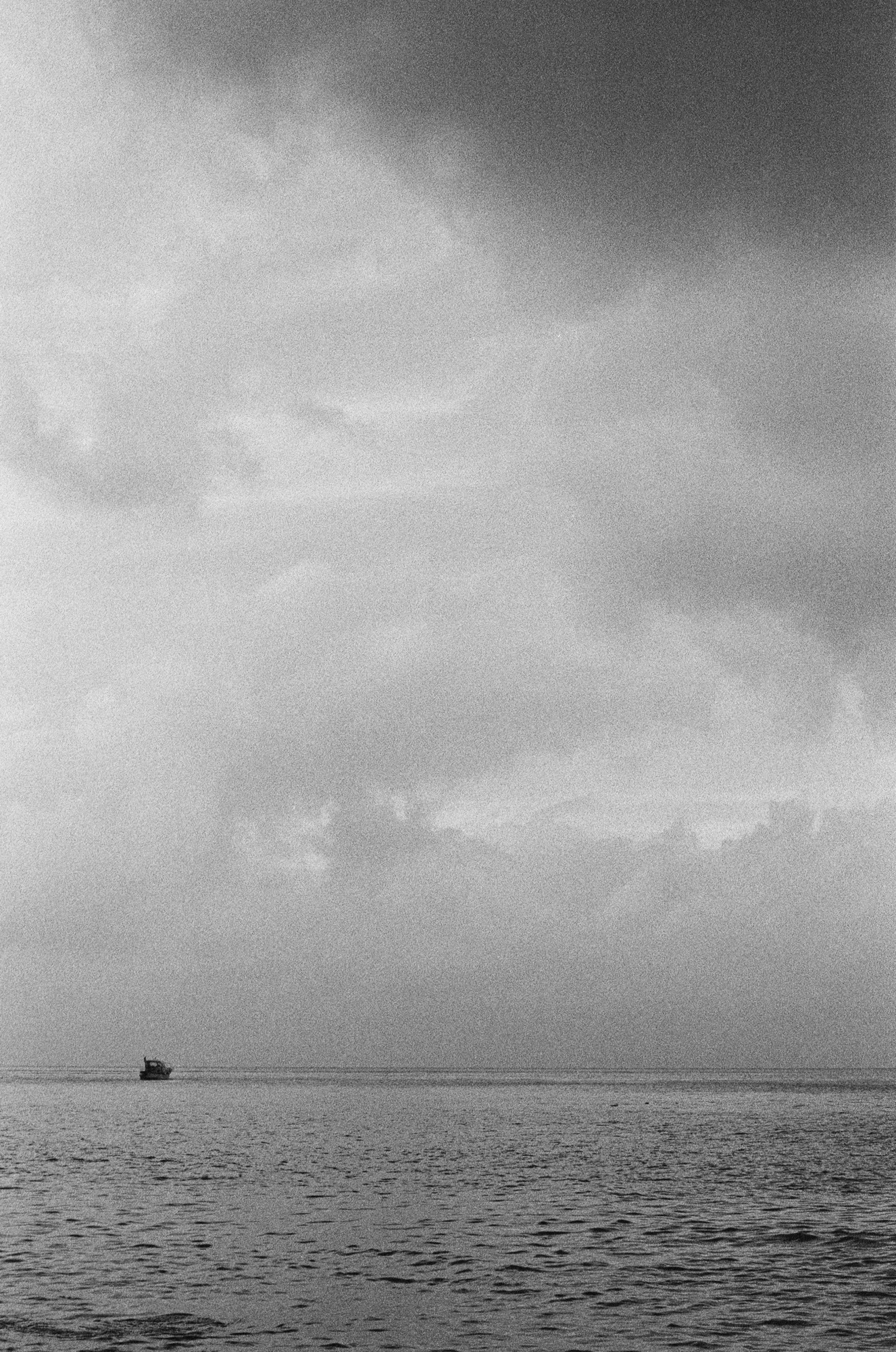 photographie argentique analogique avec un Retina iib Capri mer nuage bateau minimaliste tirage art galerie horizon par Céline Pivoine Eyes femme photographe 