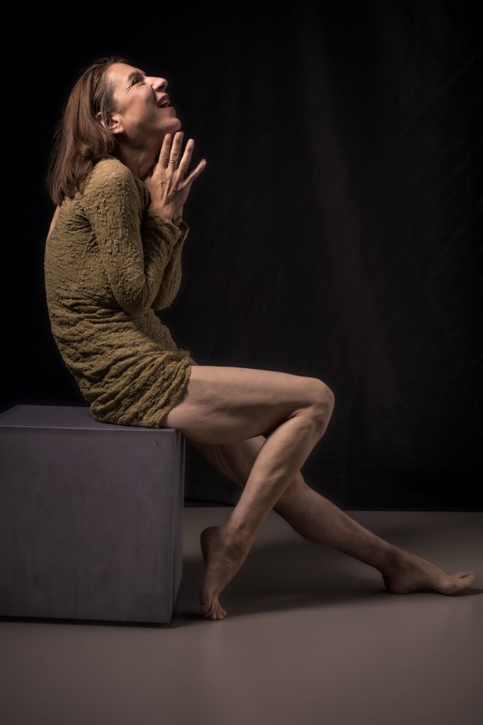 Séance photo shooting estime de soi confiance pour femme TCA trouble du comportement alimentaire anorexique maigre avec Céline 39 ans sourire lumineux robe kaki sur cube par Céline Pivoine Eyes femme photographe au studio photo location à Montreuil 93 près de Paris