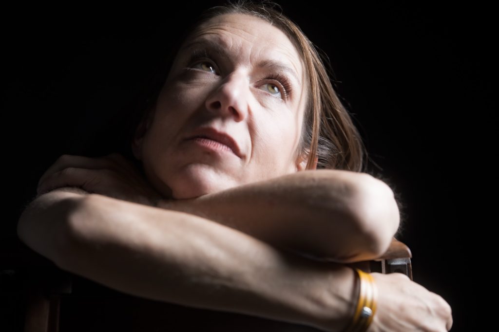 Séance photo shooting estime de soi confiance pour femme TCA trouble du comportement alimentaire anorexique maigre avec Céline 39 ans portrait lumineux espoir par Céline Pivoine Eyes femme photographe au studio photo location à Montreuil 93 en Ile de France