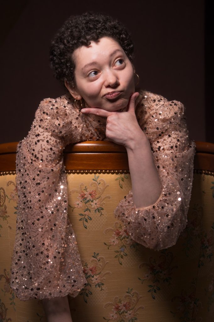 Séance photo shooting pour Eva femme autiste estime de soi enfant intérieur connexion portrait espiègle robe chair et fauteuil vintage par Céline Pivoine Eyes femme photographe au studio photo location à Montreuil 93 près de Rosny sous bois