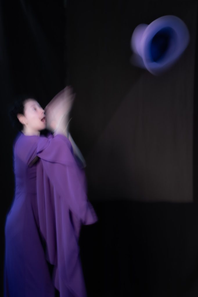 Séance photo shooting pour Eva femme autiste estime de soi enfant intérieur connexion trouble photography flou artistique en robe violette longue chapeau lancé par Céline Pivoine Eyes femme photographe au studio photo location à Montreuil 93 près de Vincennes