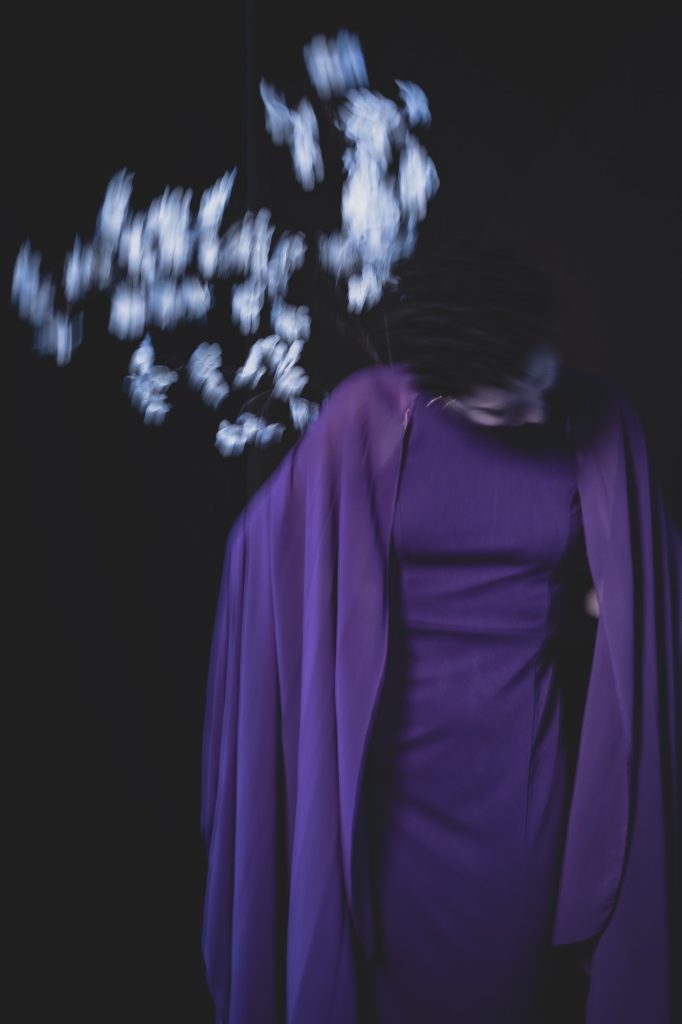 Séance photo shooting pour Eva femme autiste estime de soi enfant intérieur connexion trouble photography flou artistique en robe violette longue et fleurs blanches par Céline Pivoine Eyes femme photographe au studio photo location à Montreuil 93 près de Paris