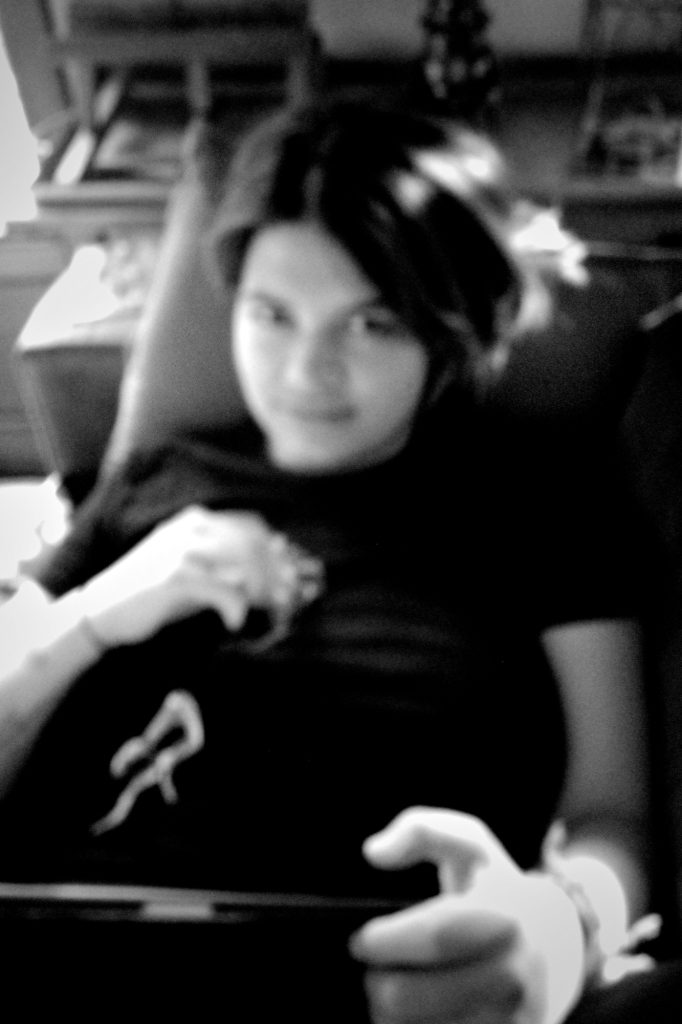 Ricoh GRiii une journée de test en trouble photography flou artistique Morgane portrait sur le canapé noir et blanc