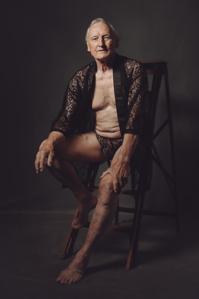 Séance photo shooting nu artistique pour homme mature avec Patrick lingerie masculine escabeau noir et blanc par Céline Pivoine Eyes femme photographe au studio photo location à Montreuil 93 en région parisienne
