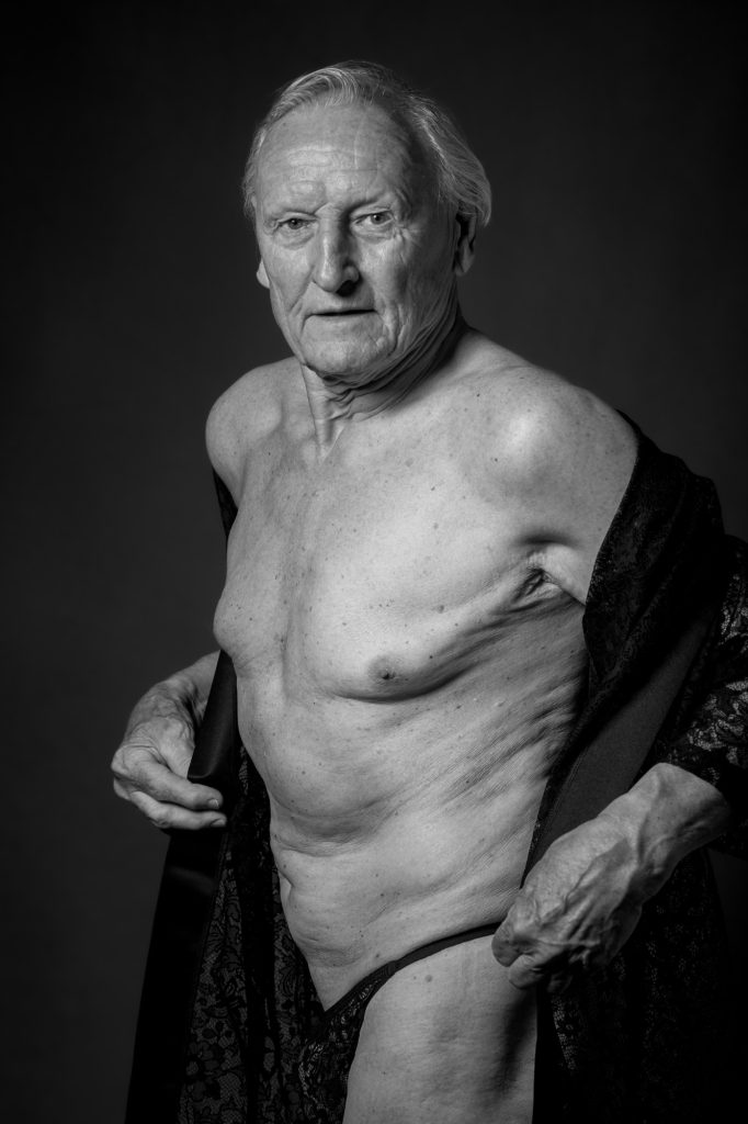 Séance photo shooting nu artistique pour homme mature avec Patrick boudoir lingerie déshabillé dentelle torse nu noir et blanc par Céline Pivoine Eyes femme photographe au studio photo location à Montreuil 93 Près de Vincennes