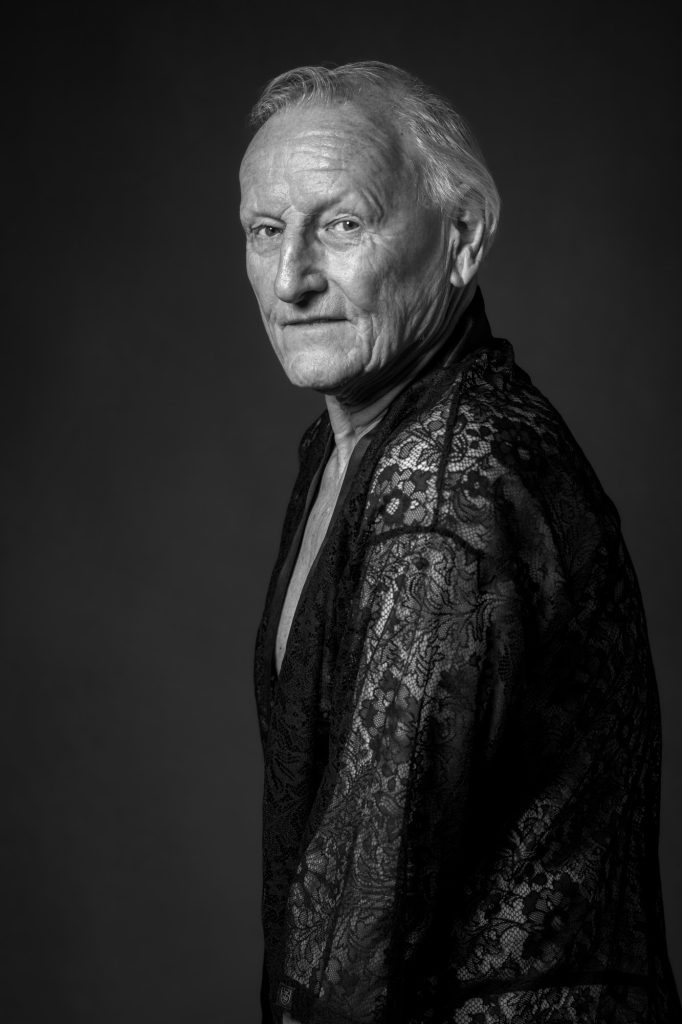 Séance photo shooting nu artistique pour homme mature avec Patrick boudoir lingerie déshabillé dentelle noir et blanc par Céline Pivoine Eyes femme photographe au studio photo location à Montreuil 93 en Ile de France