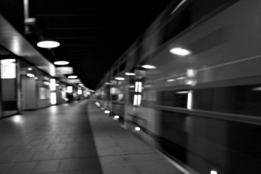 Ricoh GRiii une journée de test en trouble photography flou artistique station de RER Nogent sur. marne avec train en mouvement noir et blanc