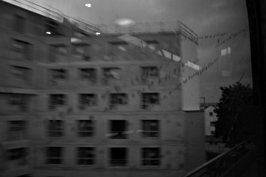 Ricoh GRiii une journée de test en trouble photography flou artistique immeuble le long de la voie ferrée noir et blanc Joinville le pont