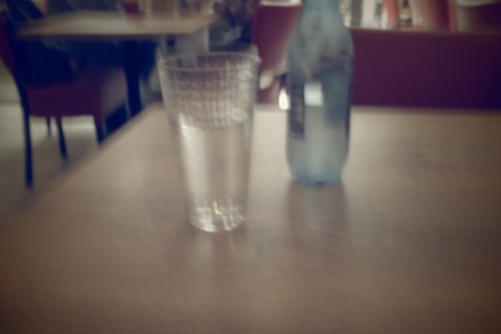 Ricoh GRiii une journée de test en trouble photography flou artistique repas restaurant verre et bouteille 