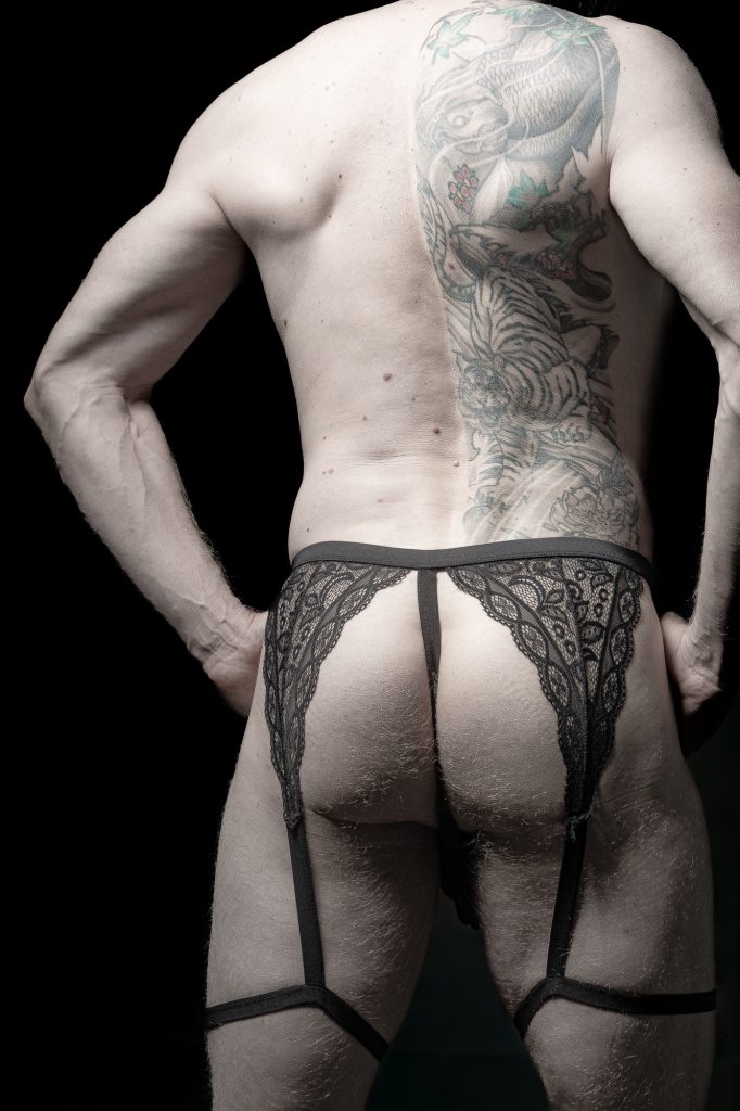 Séance photo shooting pour homme musclé fitness lingerie boudoir avec Tenebris en string jarretelles noires sexy sépia par Céline Pivoine Eyes femme photographe au studio photo location à Montreuil 93 près de Paris série les féminins