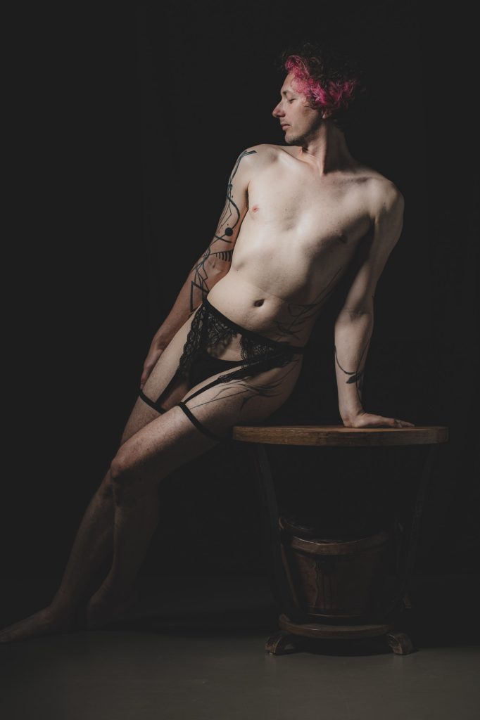Séance photo shooting nu artistique pour jeune homme en lingerie masculine porte-jarretelles par Céline Pivoine Eyes femme photographe au studio photo location à Montreuil 93 près de Nogent sur Marne